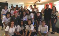 Vários estudantes com uniformes reunidos 