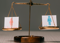 Balança símbolo da Justiça com desenhos em cima dos pratos de um mulher e um homem