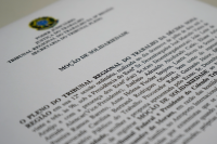 Documento em papel branco com letras gravadas na cor preta ''Moção de Solidariedade".. Há o brsaão da República na cores verde e amarela