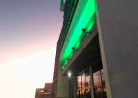 Fachada do TRT de Alagoas iluminada na cor verde