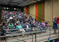 Pessoas em um auditório 