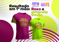Duas camisetas no meio da imagem, sendo uma na cor roxa e outra amarelo-limão, elas estão em cima de semicírculos roxos. Há letras na cor preta, roxa, amarelo-limão.