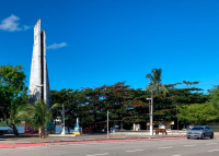Imagem de um monumento na cor cinza