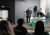 No palco, vestindo terno cinza, juiz Alan Esteves para os colaboradores do Serviço Nacional de Aprendizagem Comercial- Alagoas (Senac/AL)