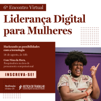  Mulher Negra, com cabelo curto, mas volumoso. Está sorrindo e apontando o indicador da mão esquerda pra cima. Ela usa brincos circulares grandes e uma camisa com detalhes de ilustração de mulheres negras. 