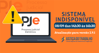 Fundo laranja com letras azuis e branca. Há um notebook preto com a tela em fundo branco com letras preta e laranja. Há um triângulo amarelo com um sinal de exclamação preto.
