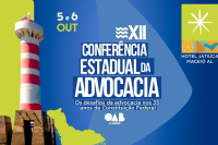 Fundo azul escuro e também claro com letras brancas. Há um farol, branco e vermelho. Nas laterais da imagem há cor verde.