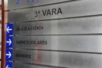 PLACA DE PVC NA COR CINZA COM O NOME GRANDE AO CENTRO NA PARTE SUPERIOR "3ª VARA" ESCRITO EM LETRAS PRETAS; ABAIXO, NESTA ORDEM, OS NOMES SALA DE AUDIÊNCIA, GABINETE DOS JUÍZES E BANHEIROS - TODOS ESCRITOS NA COR PRESTA