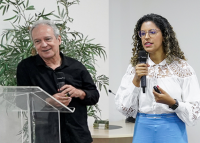 Montagem de duas fotos individuais, uma de homem branco de camisa preta e cabelos brancos, ao lado de outra de uma mulher morena de cabelos cacheados de blusa branca e calça azul