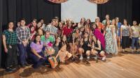 Grupo de pessoas em cima de um palco
