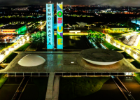 Congresso Nacional, Brasília Distrito Federal. Há dois totens. Em um está escrito "DEMOCRACIA" e no outro "NOS UNE".