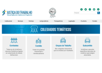 No canto superior esquerdo há a logomarca da Justiça do Trabalho, nas cores azul e amarelo. No centro há o selo CNJ de Qualidadena cor cinza , após ele há varáios ícones de redes sociais. Abaixo dessas imagens há uma tarja em diversas tonalidades de azul.