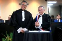 Fotos dos desembargadores Jasiel Ivo e Marcelo Viiera, ambos vestindo togas pretas, sorridentes, logo após a assinatura do termo de posse