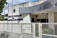 Prédio branco, com letras pretas escrito Vara do Trabalho de Santana do Ipanema