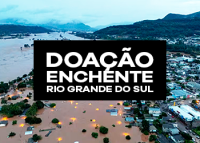 Foto aérea da inundação de uma cidade; ao centro, uma tarja preta com a frase Doação enchente Rio Grande do Sul escrita em letras brancas
