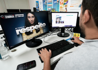 Homem olhando para uma tela de computador com a imagem de uma mulher e a palavra respeito