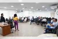 Imagem de professoras em sala de aula em formato de U