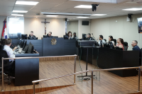 Ao centro da bancada, desembargador João Leite; à direita, representantes do Sindjornal e, à esquerda, representantes das empresas