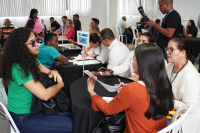 Vários candidatos PCD sentados em atendimento para a seleção de vagas inclusivas