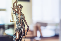 Imagem de escultura de mulher segurando uma balança, simbolizando a Justiça