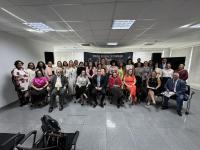 Grupo de pessoas sentadas e de pé - todos gestores do Programa de Equidade de Raça Gênero e Diversidade