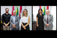 Montagem de duas fotos de posse: na primeira, o presidente do TRT está de terno cinza entre dois jovens, um homem de pela clara e cabelo e barba pretos, usando camisa preta, e uma mulher loira de blusa branca. Na segunda foto, o presidente do TRT está ao lado de uma jovem morena, de abelos pretos na altura do ombro, usando um vestido preto. 