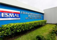 Fachada com predoninancia da cor azul. Há também as cores veremelho e azul escuro. Ainda há inscrições com letras na cor branca. 