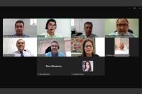 Várias pessoas participando de uma reunião na modalidade virtual.