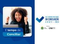 Card com um jovem mulher negra . ELa está sorrindo e com as maões elevadas, sinalizando vitória.