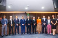 Grupo de homens e mulheres em trajes formais em cima de um palco