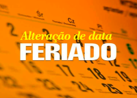 Card laranja com letras brancas e amarelas. Há um calendário no fundo da imagem.