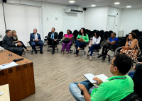 Homens e mulheres em uma roda de conversa