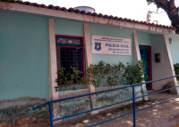Casa azul com placa Estado de Alagoas, Polícia Civil