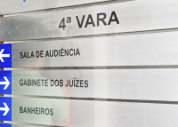 Placa em inox com a identificação da 4ª Vara do Trabalho