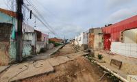 Foto de uma rua toda esburacada