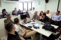 Reunião com vários homnes e mulheres.