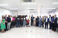 Várias pessoas em pé pousando para uma foto.