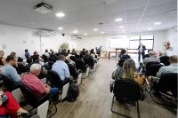 Público sentado assistindo palestra