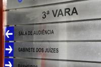 Placa metálica indicativa de locais. Há letras tanto na cor preta,  quanto na tonalidade azul.. A sinalização indica a 3ª VT de Maceió.