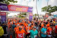 Foto da largada da corrida do TRT-AL, cm várias pessoas vestindo camisetas na cor laranja