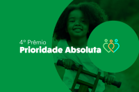 Card verde com letras brancas. Há uma criança de cabelos escuros em uma bicicleta, no centro da imagem.