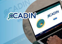 À DIREITA, A FOTO DE UM NOTEBOOK COM A TELA BRANCA E O NOME CADIN ESCRITO EM LETRAS AZUIS, AO LADO ESQUERDO DO NOME CADIN, UMA LUPA AZUL CLARA.