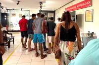 Na imagem, vários estudantes de costas olhando o acervo do Memorial Pontes de Miranda