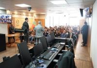 sala do pleno cheio de jovens sentados