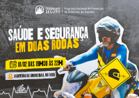 Card de fundo cinza com letras nas cores branca e amareal. Há no lado direito um motociclista de roupa azul. Ele também está de capacete.