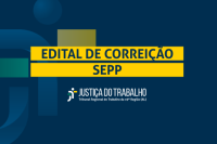 Card de fundo azul escuro com letras também azuis. Há no  no centro duas tarjas amarelas. Abaixo delas há uma logomarca e também tem lestras brancas.