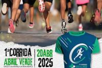 Na imagem, as pernas de diversas pessoas correndo de costas e o nome, à esquerda, 1ª Corrida Abril Verde.