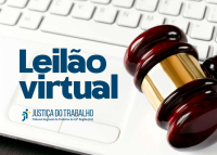 Há um teclado de computador na cor branca Ee um martelo marrom com adorno dourado. Também tem letras em tons de azul tanto escuro e como claro.
