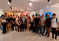 Grupo de pessoas reunidas para uma foto. Todas estão de pé.