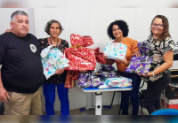 Há um homem e três mulheres. Eles seguram presentes.